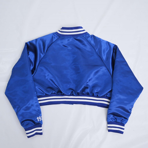 Chaqueta Universitaria Azul Satinado para Mujer, Cuello Camisero, Cierre de Botones, Color Sólido, Logotipo en la Manga Izquierda, Estilo Casual Otoñal 2026 - Product Image 4