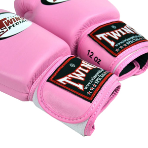 นวมชกมวยไทยหนังแท้ปรับระดับได้พร้อมสายรัดแบบตีนตุ๊กแก รุ่น Twins Pink สำหรับฝึกซ้อมและแข่งขัน - Product Image 3