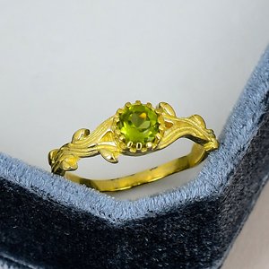 Bague en argent sterling 925 massif plaqué or jaune, motif feuille de vigne péridot inspiré de la nature, faite à la main, romantique, pour femme, pour anniversaire - Product Image 1