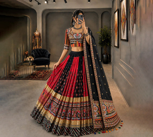 Nouveau Lehenga Choli pour Navratri, Lehenga Choli traditionnel indien, Lehenga de créateur en soie et imprimé numérique avec de véritables travaux de miroir. - Product Image 1