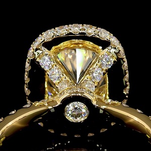 Bague de mariage en or micro-pavée avec halo de diamants de laboratoire CVD HPHT taille coussin 3 carats certifiés IGI, personnalisable en gros - Product Image 4