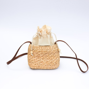 Bolso Tejido a Mano de Paja y Jacinto de Agua - Forma Ovalada Moderna - Bolso Bandolera Hecho a Mano con Forro de Lona y Cordón Ajustable - Product Image 1