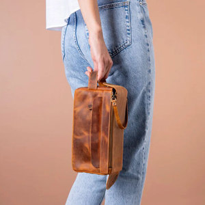 Neceser de Viaje de Cuero Genuino Hecho a Mano de Lujo para Hombre, con Correa para Colgar - Product Image 2