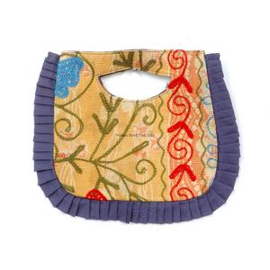 กระเป๋าคลัทช์ถือมือและกระเป๋าสะพายทรงกรอบสำหรับออกงานกลางคืน ดีไซน์ใหม่ล่าสุด กำลังฮิต กระเป๋าสะพายข้างผู้หญิงแบบ Kantha พร้อมตัวล็อคแม่เหล็ก เหมาะสำหรับใช้ในชีวิตประจำวัน - Product Image 6