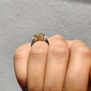 Anillo de Diamantes Amarillo Radiante con Corte Princesa en los Laterales, Oro Sólido, Anillo de Compromiso de Tres Piedras, Anillo Nupcial de Lujo - Product Image 4