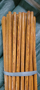Manche de balai en bois recouvert de PVC pour usage domestique, 1200 mm x 22 mm de diamètre, crochet noir, durable, imperméable, écologique - Product Image 1