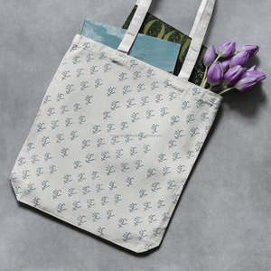 Bolsa de Hombro de Algodón con Estampado a Mano con Diferentes Diseños, Patrón Floral Minimalista, Sensación Suave y Duradera, Bolsas con Estampado de Ropa - Product Image 6