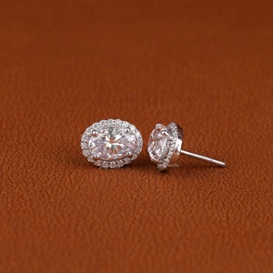 Boucles d'oreilles pendantes à clous en diamants simulés taille émeraude 2,00 CTW, plaqué or 18 carats, style géométrique moderne de luxe, certifiées IGI - Product Image 2