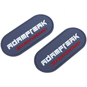 อุปกรณ์ตกแต่งเสื้อผ้าสำหรับธุรกิจจากโรงงานโดยตรง ป้ายโลโก้แบบกำหนดเอง ป้ายยาง PVC เรืองแสงในที่มืด แบบนูน 3 มิติ รีดติดได้ สำหรับกระเป๋าและหมวก - Product Image 1