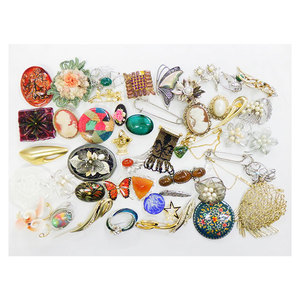 Accesorios Unisex de Calidad Superlativa a Precios Atractivos, Set Surtido de 50 Broches de Diseño Chino de Segunda Mano - Product Image 1