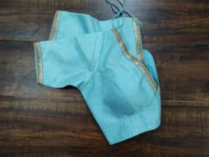 Chemisier de sari bleu clair avec bordure en sequins - Product Image 2