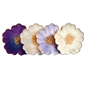 CRÉATION Dessous de verre en résine de luxe faits à la main Tampons carrés de couleur personnalisables pour ensemble de table Tapis de cuisine Meilleur prix - Product Image 1