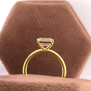 Bague Solitaire Quotidienne Émeraude Blanche Éblouissante en Or Massif, Bijou Unique pour Elle - Product Image 6