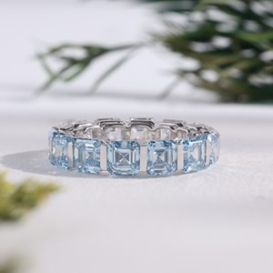 Anillo de boda clásico con corte Asscher en azul claro y blanco, anillo de eternidad completo en oro blanco para mujer, con engaste de canal, de lujo para mujer. - Product Image 2