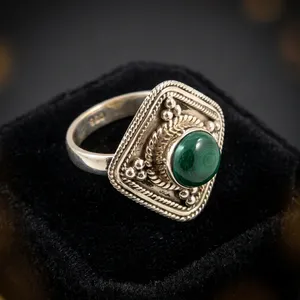 Anillo de plata de ley 925 con malaquita verde geométrica vintage, engaste en bisel, unisex, para uso diario. - Product Image 3