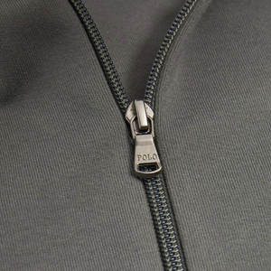 Una sudadera con capucha sencilla pero a la moda que permite a los hombres crear conjuntos informales cómodos y bien coordinados. - Product Image 4
