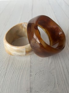 Brazalete de Resina con Forma Irregular y Diseño Marmoleado - Product Image 3