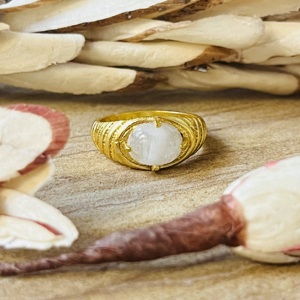 Bague en pierre de lune au design unique, bagues bohèmes en laiton pour femmes, plaqué or 18 carats, bague signet texturée, bijoux chics pour la vente en gros/OEM/ODM - Product Image 1