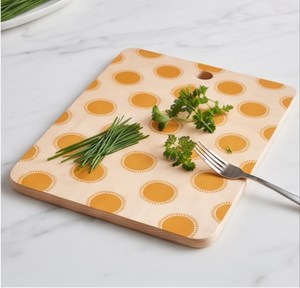 Planche à découper rectangulaire en bois à motif de points orange avec trou de suspension - Product Image 5