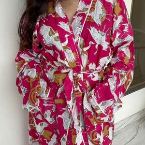 Kimono Largo Transpirable con Estampado Digital Hecho a Mano, Abrigo Cálido de Otoño e Invierno para Mujer, 100% Algodón Ecológico con Estampado Floral - Product Image 3