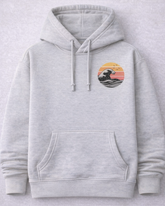 Sudadera con Capucha Gris de Algodón Suave – Diseño Gráfico de Olas y Atardecer – Sudadera Unisex Elegante para Comodidad y Ambiente de Aventura - Product Image 1