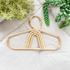Cintres en bois naturel, prix compétitif, cintre en rotin, accessoire ambiance bohème pour vêtements de bébé - Product Image 2