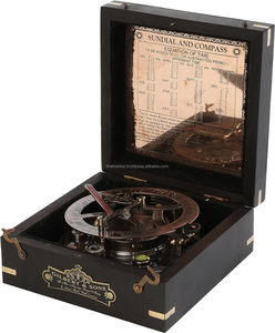 Boussole de cadran solaire gravée magnétique en laiton nautique Gilbert & Son boussole de pointage faite à la main avec boîte en bois de qualité supérieure - Product Image 1