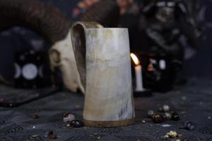 Jarra rústica de cuerno para cerveza, hidromiel, cerveza alemana, jarra de cuerno vikinga hecha a mano para festivales medievales y bares caseros - Product Image 2