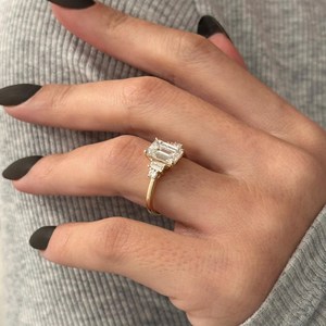 Bague de fiançailles à cinq pierres en diamant de laboratoire taille émeraude de 2,5 carats E VVS2, bague d'anniversaire à cinq pierres CVD, certifiée IGI - Product Image 6