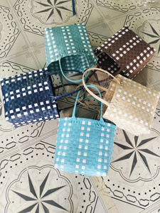 Sac fourre-tout coloré en plastique tressé à la main, panier de rangement en PP tressé pour le camping avec poignées - Product Image 1