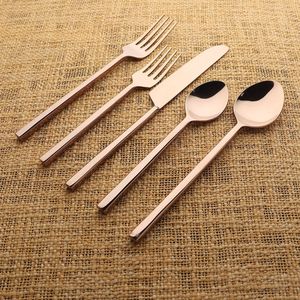 Juego de cubiertos metálicos contemporáneos, elegantes utensilios de acero inoxidable diseñados para una presentación moderna en la mesa de comedor y para el uso diario en la cocina. - Product Image 1