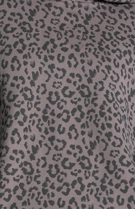 Ensemble deux pièces streetwear pour femme : survêtement polaire imprimé léopard graphite avec logo personnalisé, sweat à capuche oversize et pantalon jogger large - Product Image 6