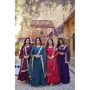 Ensemble robe et dupatta de style designer XL avec travail de broderie de paillettes - Product Image 2