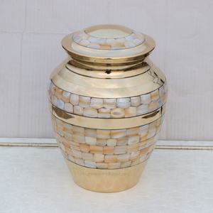 แม่ไข่มุกสำหรับเผาทองเหลือง,โกศสำหรับขี้เถ้ามนุษย์เถ้าทองเหลืองโกศพร้อมไม้ม็อบสลักในแบบฉบับโกศจากอินเดีย - Product Image 3