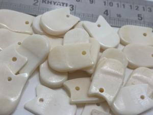 Cuentas de Dientes de Alce Naturales, Forma Irregular, Un Orificio, Acabado Blanco Antiguo, Suministros para la Fabricación de Joyería Artesanal, Paquete a Granel, Marca Conifer - Product Image 3