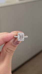 Bague de fiançailles avec halo de diamants de laboratoire taille émeraude de 2 carats, certifiée IGI - Product Image 3