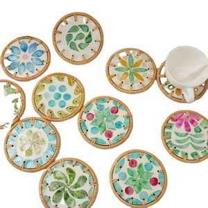 Assiette tissée en rotin avec incrustations, motif floral classique, décoration et cadeau de vacances, fabriqué au Vietnam - Product Image 1