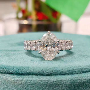 Anillo de Diamantes de Corte Ovalado de Lujo en Oro Blanco con Diamantes Laterales, Elegante Joya de Compromiso y Boda para Mujer, Diseño Personalizable - Product Image 1