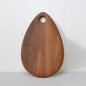 Planche à découper en bois unique en forme de larme, dotée de motifs de grain naturel riches et d'un trou supérieur intégré pour couper les légumes - Product Image 1
