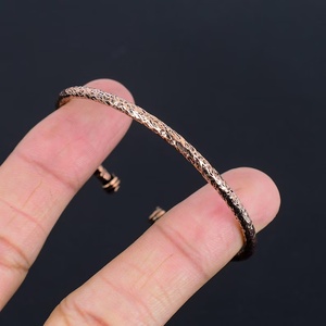 กำไลข้อมือทองแดงตีลายทำมือ เครื่องประดับโลหะทันสมัย ดีไซน์มีเท็กซ์เจอร์สวยงาม สำหรับผู้ชายและผู้หญิง - Product Image 5