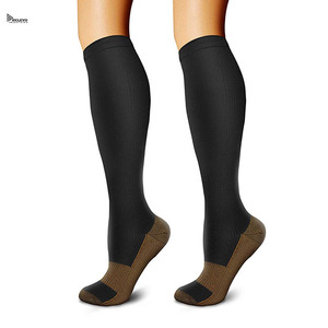 Chaussettes de compression personnalisées Relevo en coton pour hommes, chaussettes de sport respirantes, douces et hautement élastiques - Product Image 4