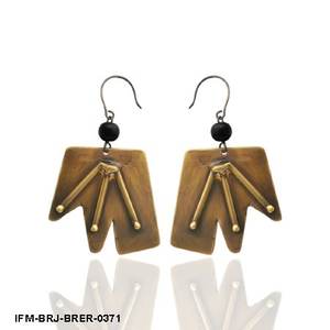 Boucles d'oreilles pendantes géométriques en laiton doré faites à la main, avec accents de perles noires, revêtement PU durable résistant au ternissement pour femmes - Product Image 1