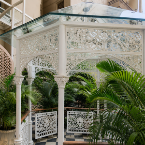 Pergola de jardin extérieure en verre blanc orné avec colonnes décoratives et panneaux en treillis - Product Image 2