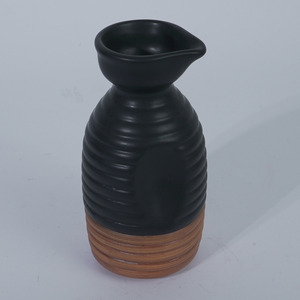 Carafe à saké traditionnelle en céramique de terre cuite noir mat, corps côtelé, bec verseur, anti-fuite, compatible lave-vaisselle, cadeau d'affaires japonais - Product Image 1