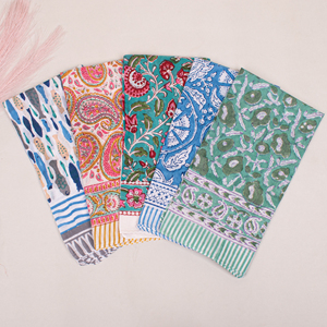 Pañuelo Cuadrado de Verano con Estampado Artesanal en Tono Tierra, Bandana Colorida de Algodón, Versátil para la Cabeza, Muñeca y como Accesorio para Bolsos - Product Image 5
