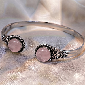 Bracelet manchette en quartz rose motif floral, plaqué or et argent, serti clos, design classique, en laiton, bijou unisexe, cadeau par Jewelry Town - Product Image 3