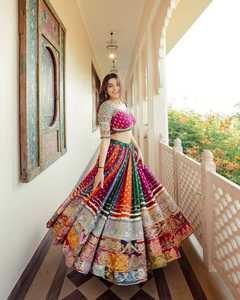 Ensemble de vêtements de fête tendance en coton mousseline, imprimé numérique et orné de miroirs, comprenant un lehenga et un choli en toile Patta avec un dupatta en dentelle brodée à la main. - Product Image 2
