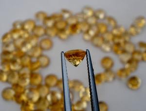 พลอยซิทรินธรรมชาติทรงกลมขนาด 7 มม. ได้รับการรับรองจากผู้ตรวจสอบอิสระ สำหรับทำเครื่องประดับ พร้อมเอฟเฟกต์แสงดาว - Product Image 4