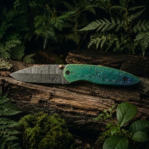 Couteau de poche pliant artisanal en acier Damas de qualité industrielle Pasha Enterprises, lame à pointe tombante, manche gravé vert, garantie 3 ans - Product Image 2