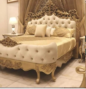 Opulento adorno de hojas doradas en una cabecera capitoné color champán. Sofisticación barroca de alta gama disponible a precios de mayorista. - Product Image 6